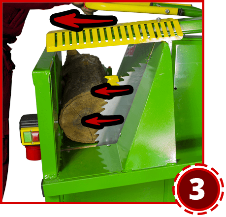 La lama della sega taglia il legno