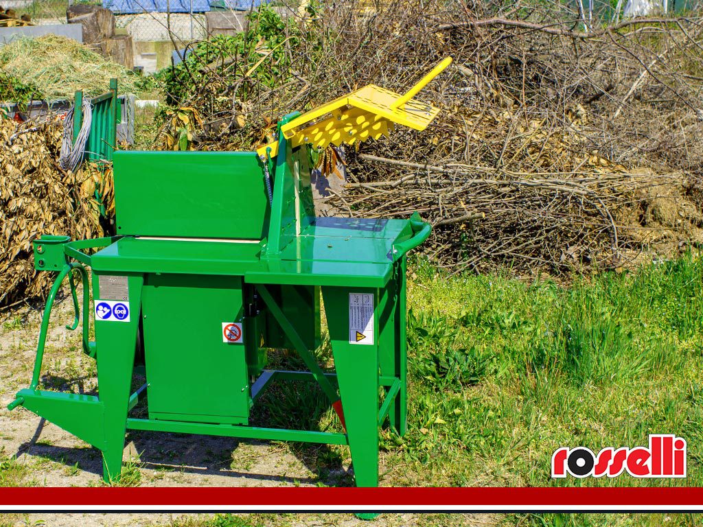 Bench saw for sawing branches connected to the third tractor point