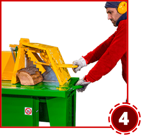 Die kreisförmige Scheibe sägte das Holz