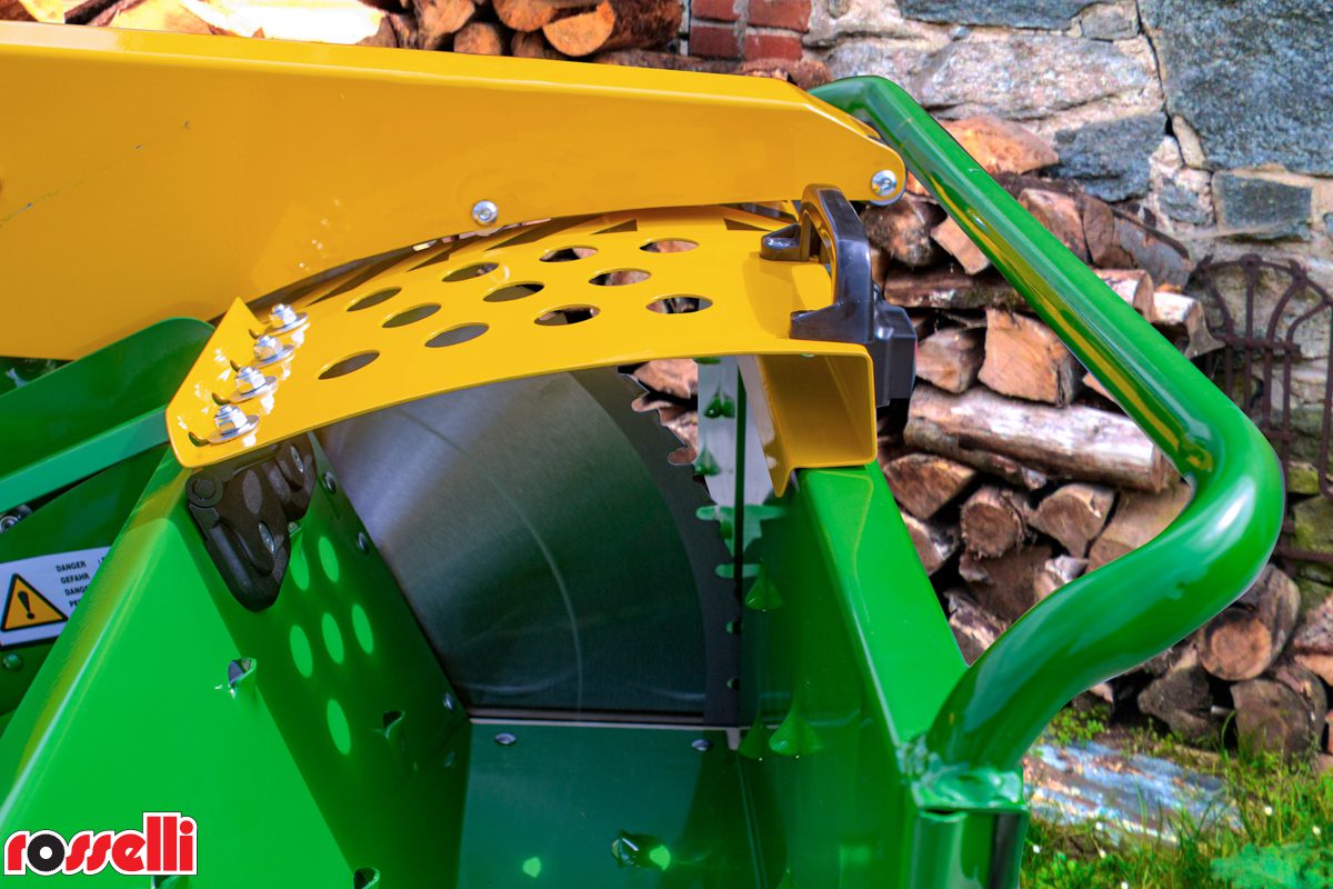 Circular saw with safety protection for large quantities of wood