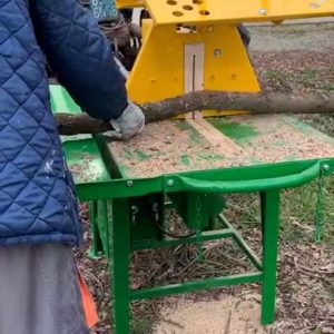 Tractor-connected saw bench with large table - R-400
