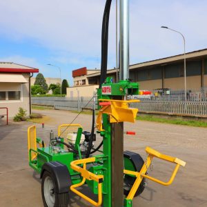Spaccalegna per con coltello allargato alimentato a motore scoppio