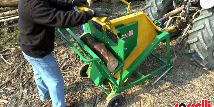 Banco de sierra conectado al tractor para aserrar troncos de madera